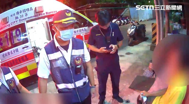 經警方百般勸說,婦人才願意就醫。(圖/翻攝畫面)