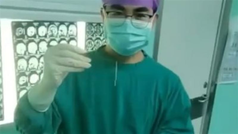 37歲男子突然不會說話，竟是因為一條約10公分的活蟲所致。（圖／翻攝自廣州日報）