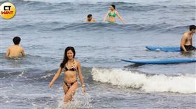 天氣熱烘烘，無論是到海邊戲水、或待冷氣房避暑，都要注意溫差變化，以免血管收縮劇烈影響健康。（示意圖／方萬民攝）