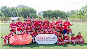 ▲新光小小足球嘉年華圓滿落幕，由新光人壽董事長魏寶生（三排右二）與多位專業教練，一同與參加活動的小小足球員們合影。（圖新光人壽／提供）