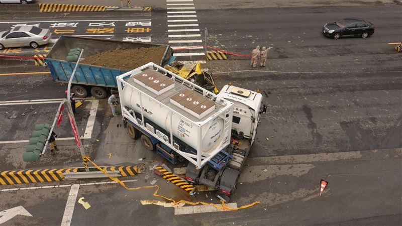 西濱路二段今（19日）清晨發生砂石車與化學槽車事故，俗稱「化骨水」的氫氟酸外洩。（圖／新竹縣政府提供）