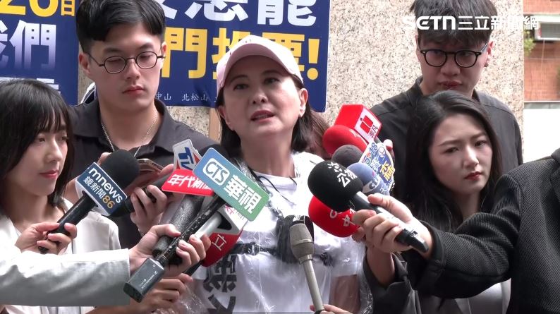 王鴻薇一早找來蔣萬安合體掃市場。(圖/翻攝畫面)