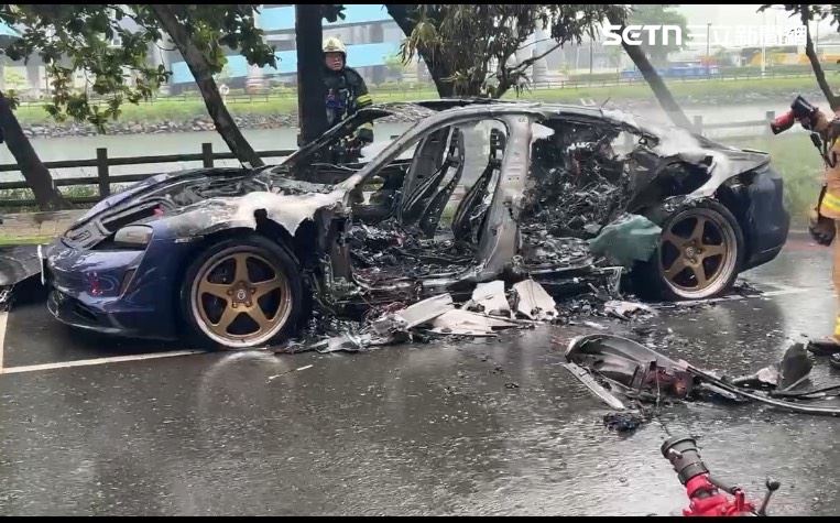 火勢撲滅後，愛車面目全非，只剩骨架。（圖／翻攝畫面）