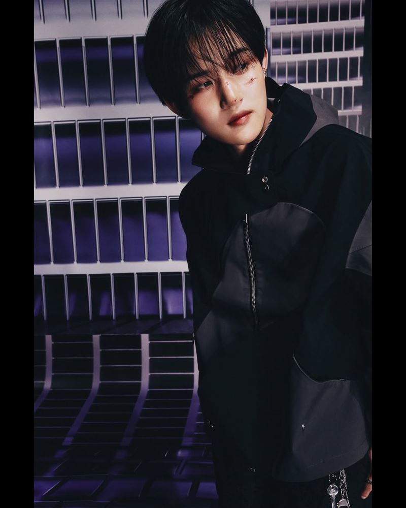 脫北者錫（Seok）成為男團出道。（圖／翻攝自IG @official1verse）