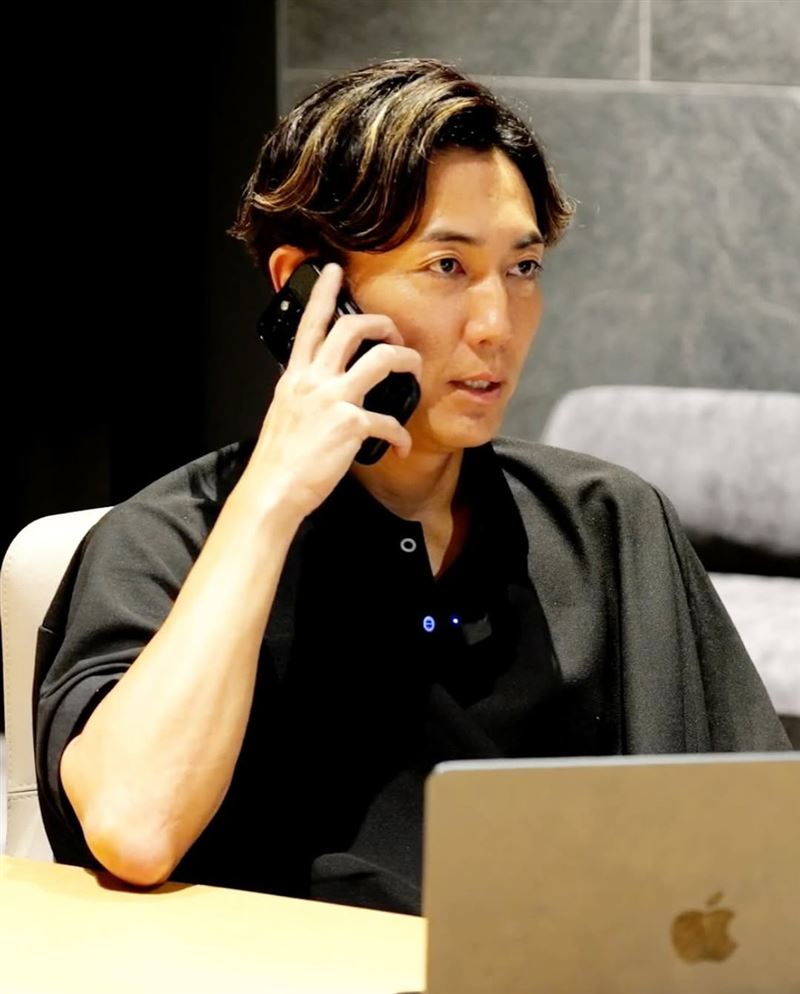 嵜本晉輔透過電話競標,最終成功以大約新台幣3億元拍下柏金包。(圖/翻攝自嵜本晉輔IG)