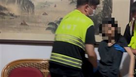 黃女因多日未進食，骨瘦如柴的倒在沙發上。（圖／翻攝畫面）