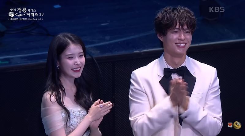 IU和朴寶劍見到崔百浩上台,急忙從座位上跳起來。(圖/翻攝自KBS Entertain)