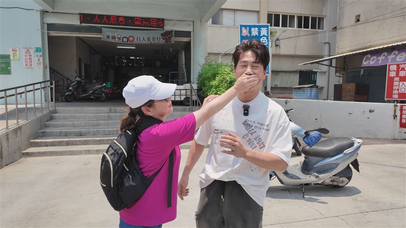 羅時豐YouTube頻道《大牛比較攬》曾邀請到好友張秀卿擔任來賓。（圖／大牛比較攬提供）