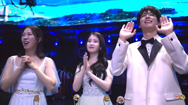 《苦盡柑來遇見你》演員在台下為崔百浩歡呼。(圖/翻攝自KBS Entertain)
