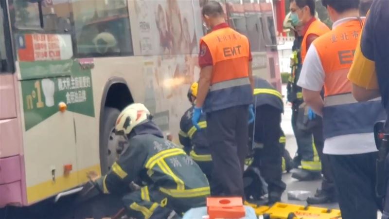 總統官邸旁嚴重車禍，男遭公車碰撞捲車底命危不治。（圖／翻攝畫面）