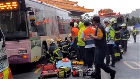 台北,總統官邸,行人,車禍,公車。（圖／翻攝畫面）