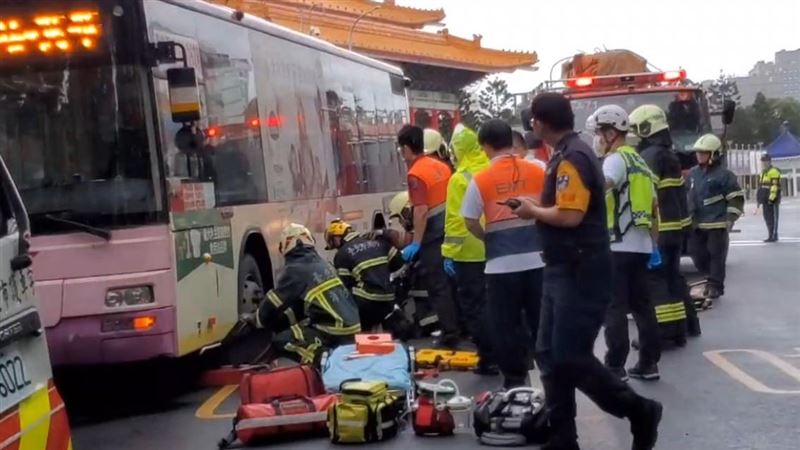 總統官邸旁嚴重車禍，男遭公車碰撞捲車底命危不治。（圖／翻攝畫面）