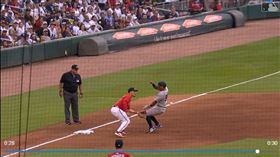 ▲洋基新秀維瓦斯（Jorbit Vivas）想靠飛球進壘卻糗遭長傳球觸殺。（圖／翻攝自MLB官網）