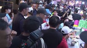 ▲馬英九陪賴士葆掃市場卡住通道，被攤商嗆。（圖／翻攝畫面）