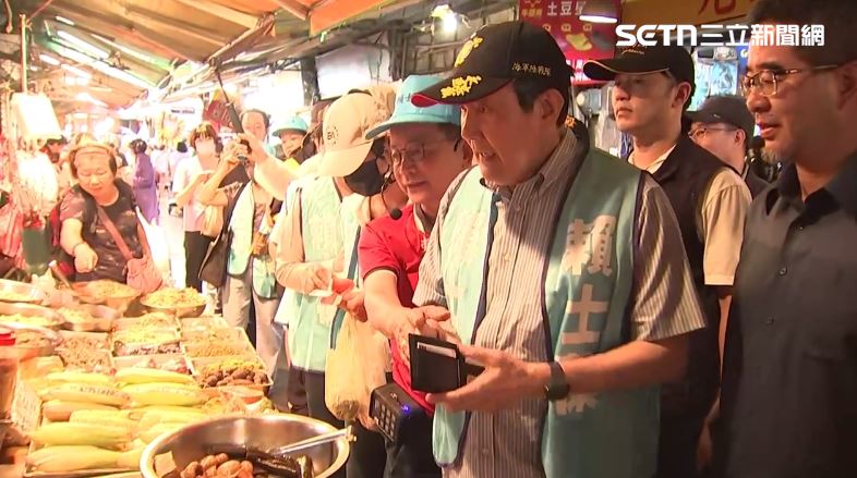 馬英九陪賴士葆掃市場,光顧多家攤商。(圖/翻攝畫面)