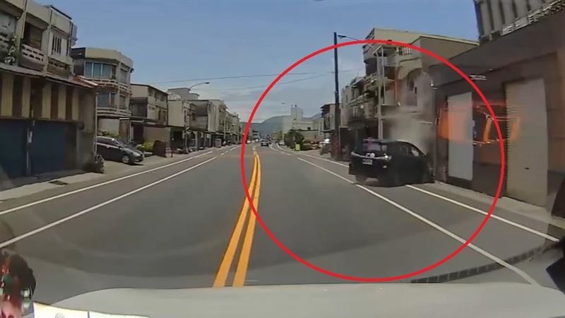宜蘭縣五結鄉利成路一段，發生自撞變電箱車禍。（圖／翻攝Threads@l.s.g79_）
