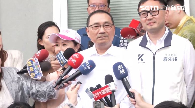 侯友宜陪廖先翔李彥秀橫科市場掃街前受訪表示「曹董在講甚麼真的聽不懂」