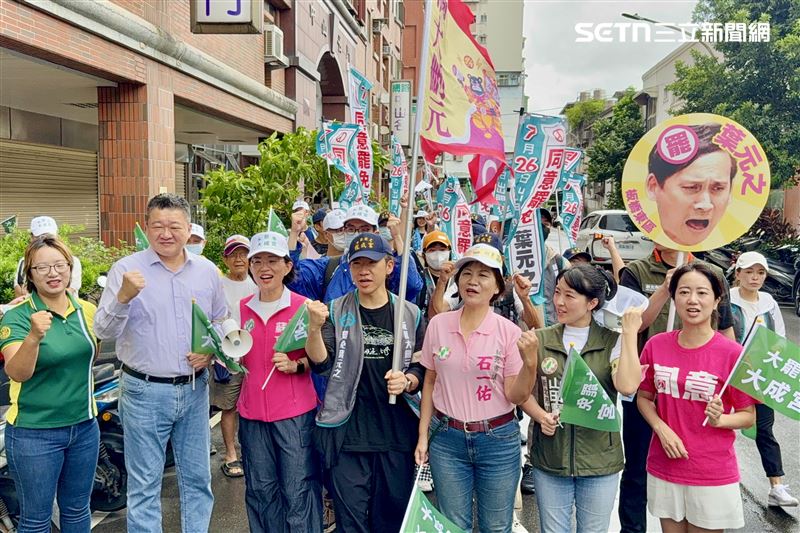 民進黨立委蘇巧慧、副秘書長何博文與在地議員出席罷團「板東縱貫線」徒步掃街活動。(圖/記者劉秀敏攝影)