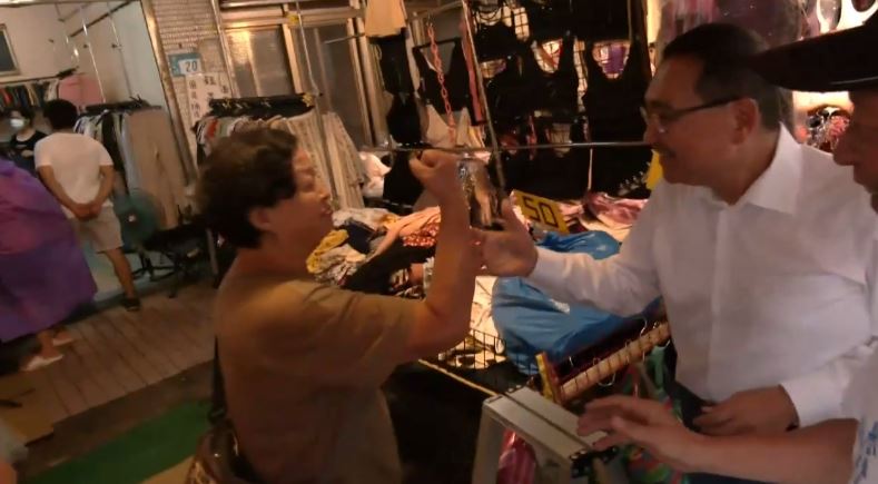 侯友宜陪掃街有婦人當面喊「大罷免大成功」。(圖/翻攝畫面)