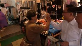 ▲侯友宜陪掃街有婦人當面喊「大罷免大成功」。（圖／翻攝畫面）