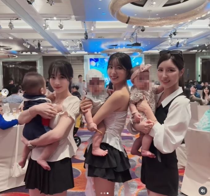 女神們跟嬰兒拍照噴母愛。(圖/翻攝自IG@2S SPOTAINMENT)