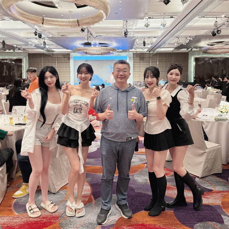 蔡其昌與四名韓籍啦啦隊合照。(圖/翻攝自IG@2S SPOTAINMENT)
