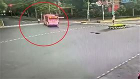 台北,總統官邸,車禍,公車,行人,監視器畫面。（圖／翻攝畫面）