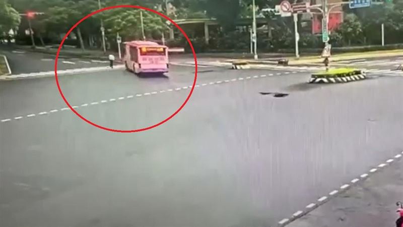 總統官邸旁發生死亡車禍,老翁遭捲進公車底。(圖/翻攝畫面)