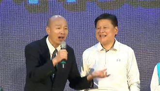 韓國瑜高歌!冒雨陪傅掃街:不怕雨怕太陽