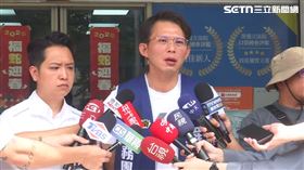 ▲黃國昌陪羅廷瑋掃街反罷免，接受媒體聯訪。（圖／翻攝畫面）