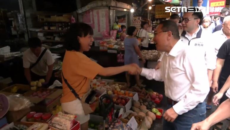 侯友宜與李彥秀、廖先翔立委橫科市場掃街。(圖/翻攝畫面)