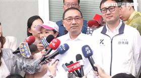 ▲侯友宜與李彥秀、廖先翔立委市場掃街。（圖／翻攝畫面）