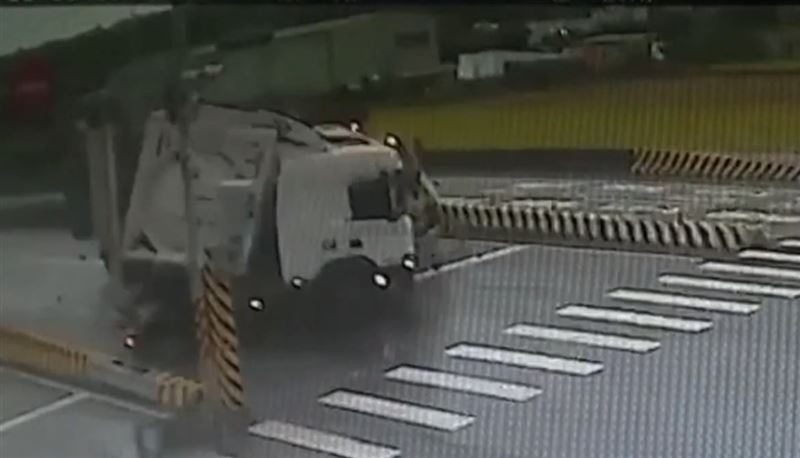 砂石車沒煞車撞槽車瞬間。（圖／翻攝畫面）