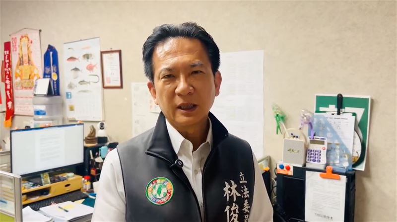 民進黨立委林俊憲還原《刑法》第272之1條、第286條修法表決過程。（圖／林俊憲辦公室提供）