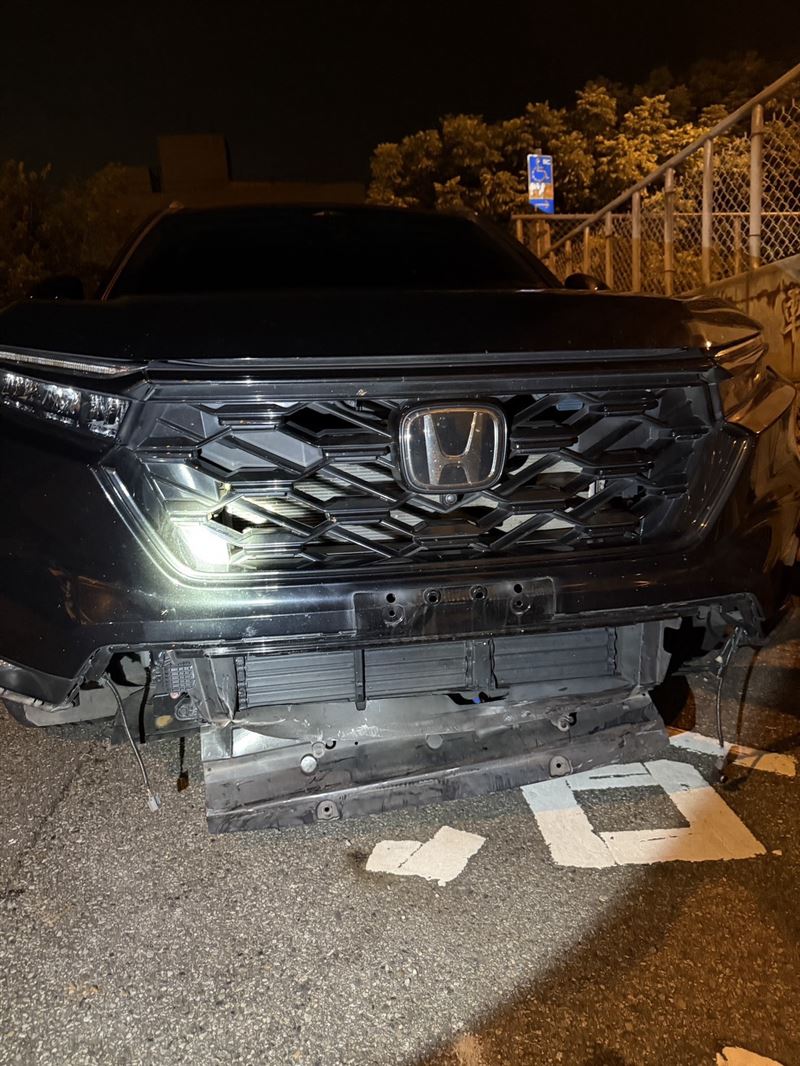 22輛車撞上輪胎皮造成車頭保險桿受損。(圖/翻攝畫面)