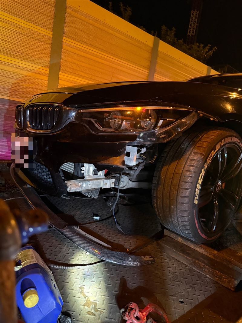 22輛車撞上輪胎皮而受損。(圖/翻攝畫面)