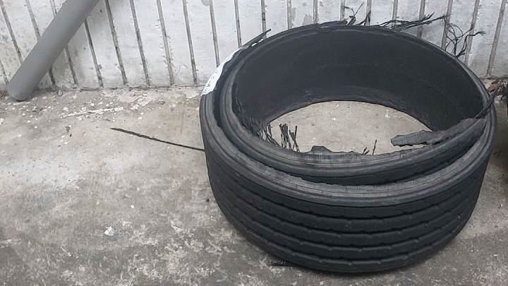 警方調閱監視器發現,有車輛疑似爆胎、輪胎皮剝落釀禍。(圖/翻攝畫面)