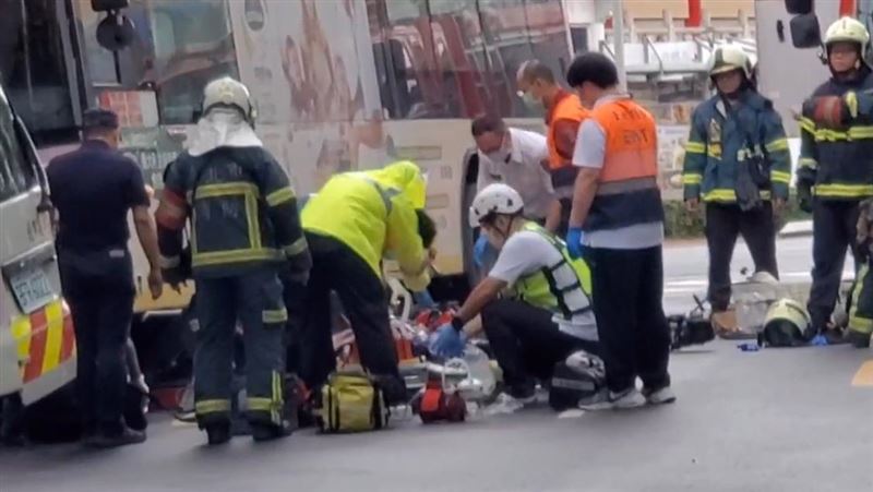 乳房外科主任周佳正，遭公車捲進車底送醫不治。（圖／翻攝畫面）