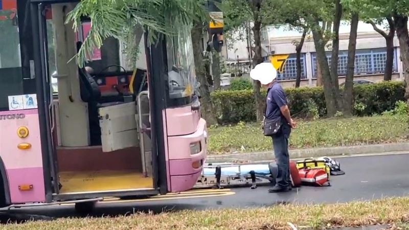 乳房外科主任周佳正，遭公車捲進車底送醫不治。（圖／翻攝畫面）
