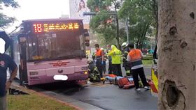 台北,總統官邸,欣欣客運公車,乳房外科,周佳正。（圖／翻攝畫面）