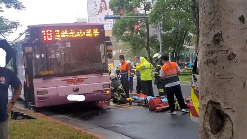 乳房外科主任周佳正，遭公車捲進車底送醫不治。（圖／翻攝畫面）
