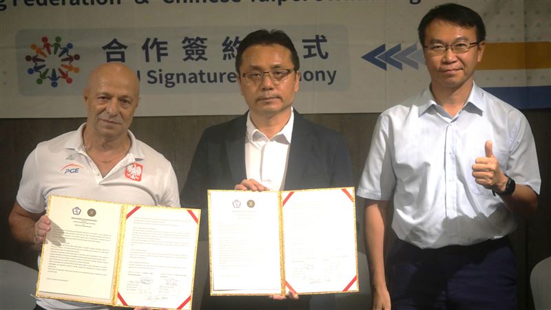 台波雙方簽署雙邊合作備忘錄(MOU),由高雄市運動發展局局長侯尊堯(右)現場見證。(圖/游泳協會提供)