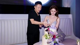 馬筱梅（右）慶生，緊握汪小菲（左）手一起切蛋糕。（圖／翻攝自IG）