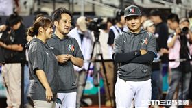 ▲中職36年明星賽賽前練習，明星隊總教練平野惠一和洪一中寒暄。（圖／記者劉彥池攝影）