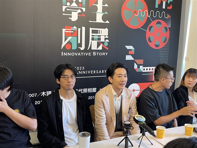 傅孟柏（左2）說，當時開王柏傑玩笑其實是他自己提議，左3施名帥。（圖／記者趙浩雲攝影）