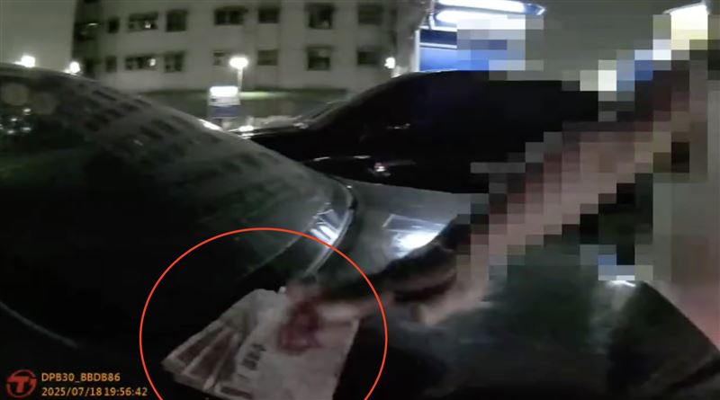 林男掏出一大疊千元鈔票企圖息事寧人。(圖/翻攝畫面)