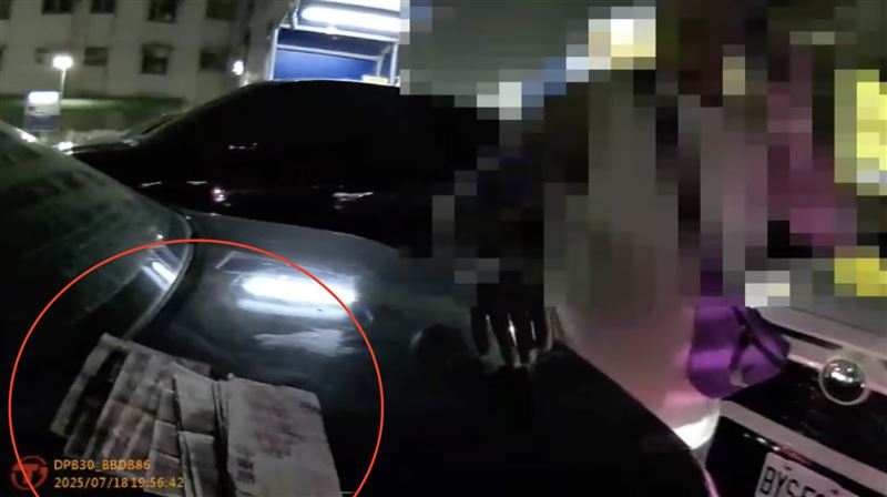 林男掏出一大疊千元鈔票丟在引擎蓋上,遭詹女拒絕。(圖/翻攝畫面)