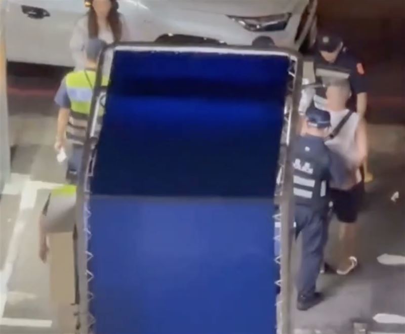 雙方駕駛下車理論,被巡邏員警撞見上前關心。(圖/翻攝自社會事新聞影音)