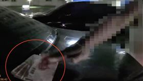一言不合就砸錢！台中男按喇叭逼車「掏大疊千鈔」理論⋯酒駕露餡
