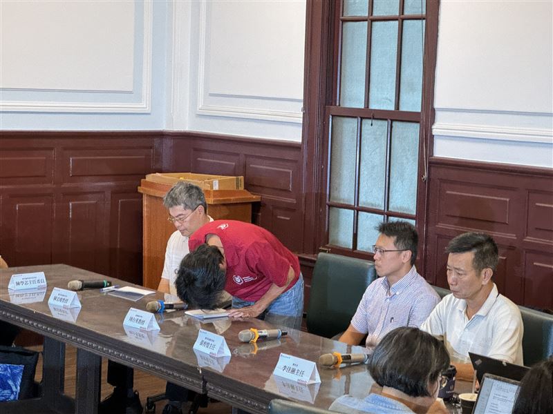 周台英首度出面向學生道歉。(圖/翻攝畫面)